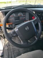 Tractocamion Volvo VNL 2011 - Image 2