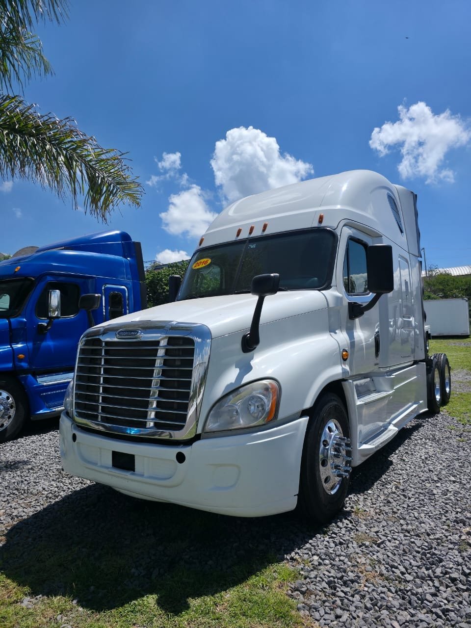 cdd26562-95d7-4c34-8a4f-fccee57c8116 Tractocamion Freightliner Cascadia 2016 - Image 1