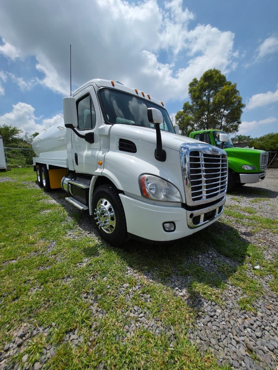 Pipa 20,000 Lts Freightliner Cascadia Pipa 2016